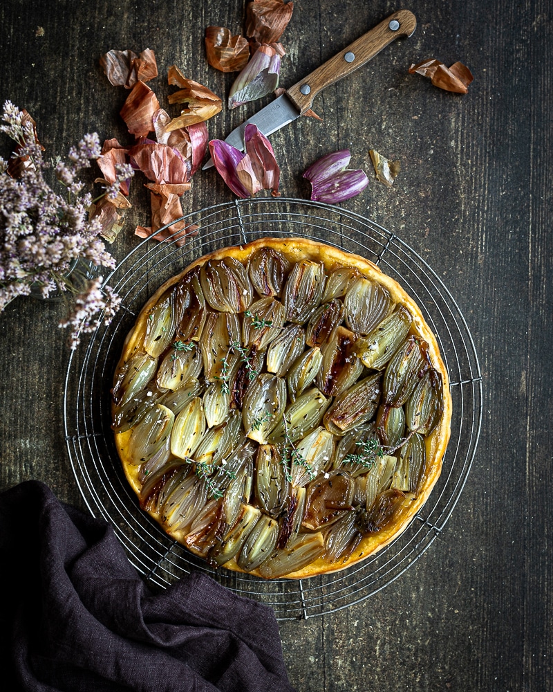 Vous avez un stock un peu trop important d'échalotes dans votre placard ? Ou vous êtes tout simplement fan de tatins sucrées/salées, je vous propose de découvrir cette recette de Tarte Tatin aux Échalotes et au Miel (végétarienne)