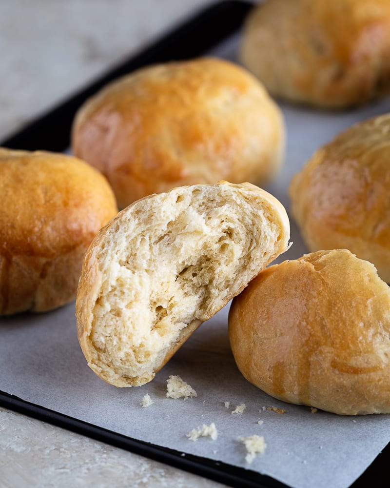 Découvrez cette recette de petits pains à burgers briochés et vegans ! Un régal, en burger ou juste à déguster tel quel !