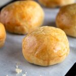 Découvrez cette recette de petits pains à burgers briochés et vegans ! Un régal, en burger ou juste à déguster tel quel !