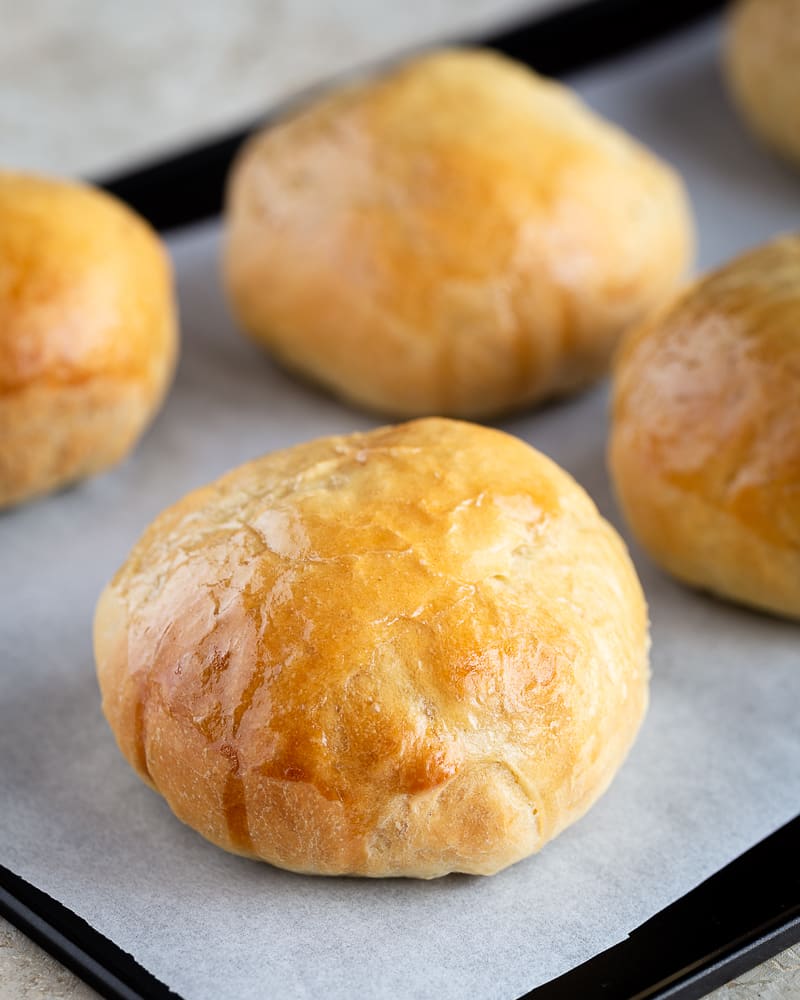 Découvrez cette recette de petits pains à burgers briochés et vegans ! Un régal, en burger ou juste à déguster tel quel !