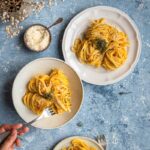Vous êtes à la recherche d'une recette simple et crémeuse pour accompagner vos pâtes ? quelque chose de saison, à base de courge, et 100% vegan ! Ne cherchez plus ! Voici la crème de butternut !