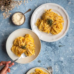 Vous êtes à la recherche d'une recette simple et crémeuse pour accompagner vos pâtes ? quelque chose de saison, à base de courge, et 100% vegan ! Ne cherchez plus ! Voici la crème de butternut !