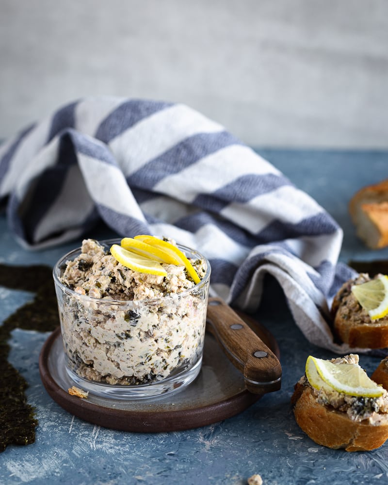 Voici une recette simple et prête en 5min de tartinade de la mer (végétarienne) qui plaira à tout le monde ! Elle est idéale pour des apéros festifs tels que Noël ou le Nouvel An :)