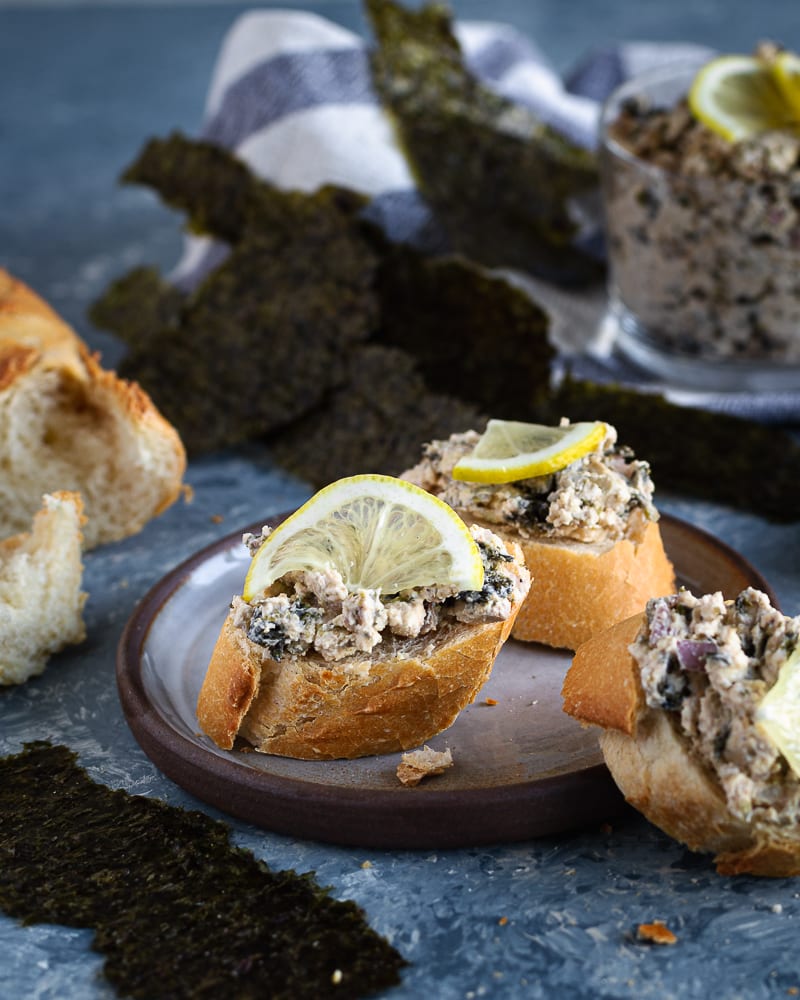 Voici une recette simple et prête en 5min de tartinade de la mer (végétarienne) qui plaira à tout le monde ! Elle est idéale pour des apéros festifs tels que Noël ou le Nouvel An :)