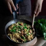 Vous aimez le risotto ? Vous allez vite adopter ce blesotto aux champignons ! Cette recette vegan change agréablement !