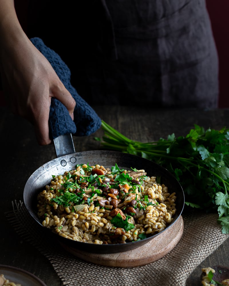 Vous aimez le risotto ? Vous allez vite adopter ce blesotto aux champignons ! Cette recette vegan change agréablement !
