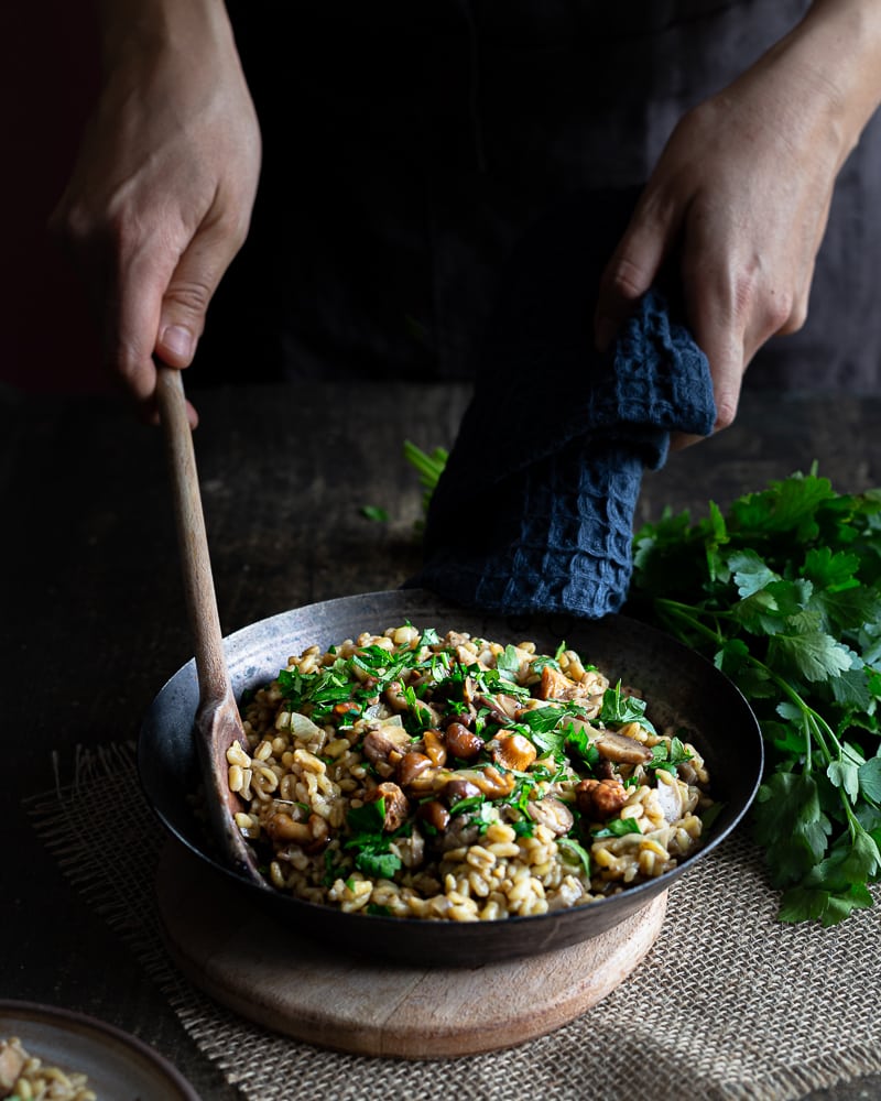 Vous aimez le risotto ? Vous allez vite adopter ce blesotto aux champignons ! Cette recette vegan change agréablement !