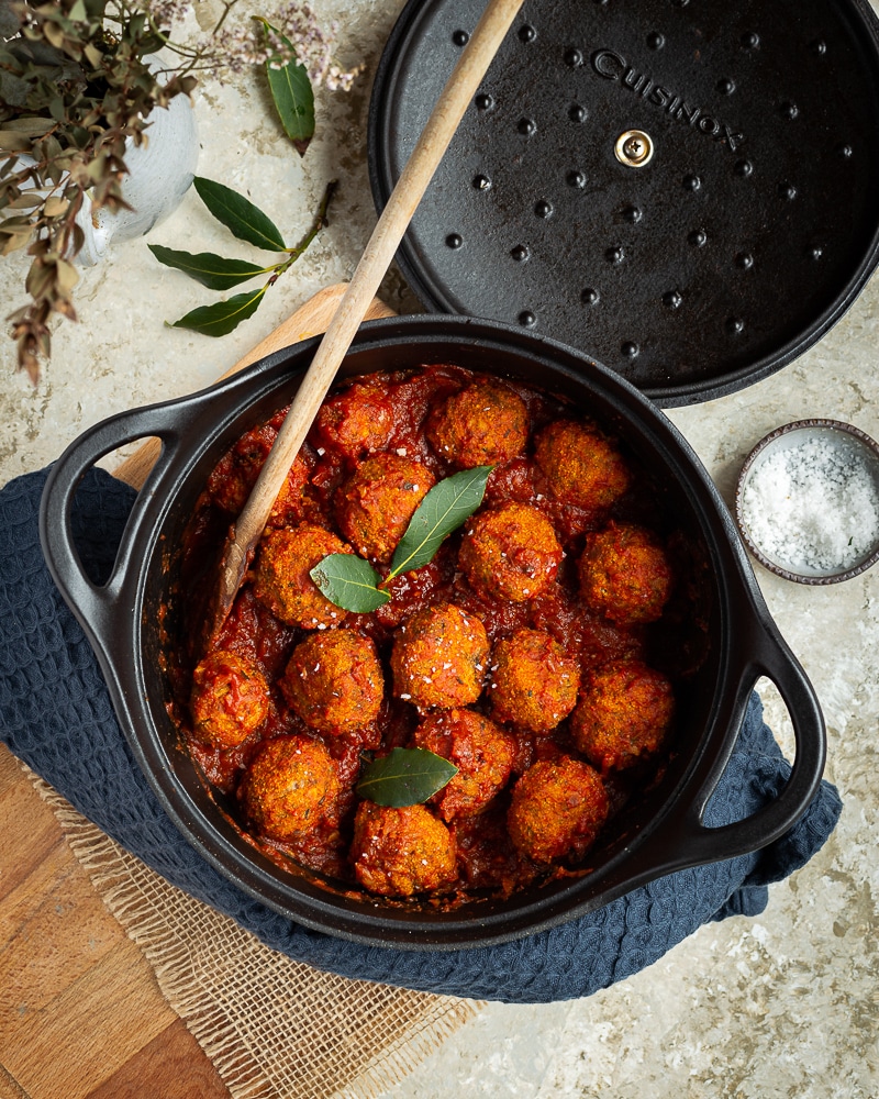 De bonnes boulettes complètement végétale avec une sauce tomate toute simple, mais parfaitement aromatisée, ça vous tente ? La recette est un peu longue, mais ne présente aucune difficulté particulière !