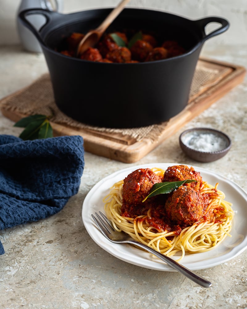 De bonnes boulettes complètement végétale avec une sauce tomate toute simple, mais parfaitement aromatisée, ça vous tente ? La recette est un peu longue, mais ne présente aucune difficulté particulière !