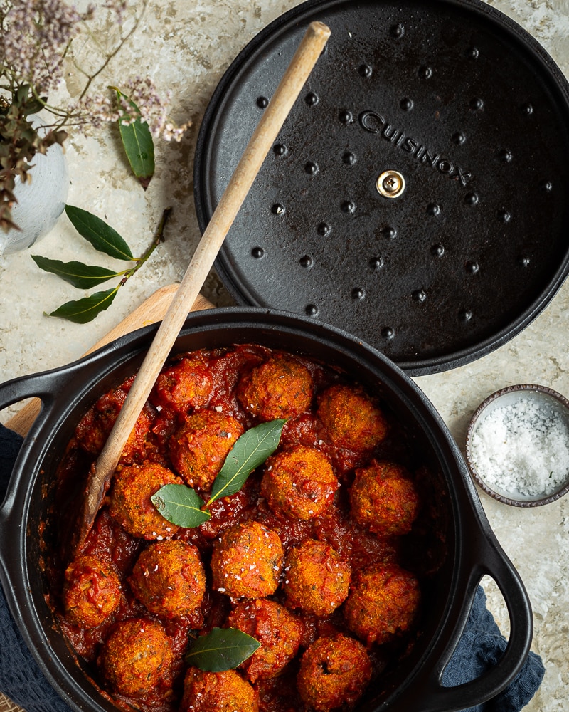 De bonnes boulettes complètement végétale avec une sauce tomate toute simple, mais parfaitement aromatisée, ça vous tente ? La recette est un peu longue, mais ne présente aucune difficulté particulière !