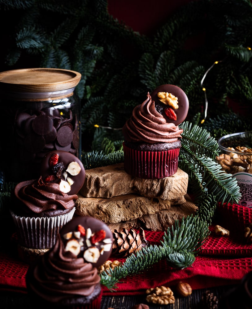 Des cupcakes chocolat noisette véganes inspirés par le traditionnel mendiant des fêtes de fin d’année. Un gâteau moelleux au bon goût de cacao avec des morceaux de noisettes torréfiées, un glaçage au chocolat onctueux avec seulement 3 ingrédients et un beau mendiant pour couronner le tout ! Un vrai dessert de fête. 