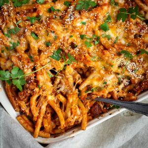 Envie d'un bon plat bien régressif et réconfortant ? Voici un gratin de macaronis à la sauce tomate et aux PST, recouvert de mozzarella fondante !