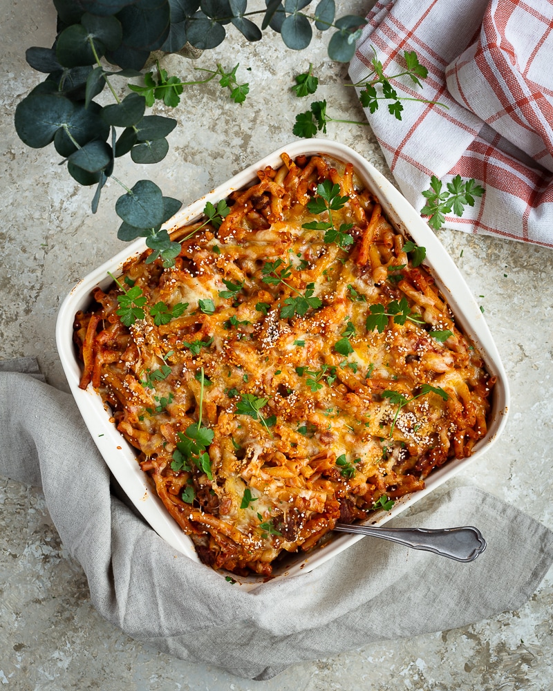 Envie d'un bon plat bien régressif et réconfortant ? Voici un gratin de macaronis à la sauce tomate et aux PST, recouvert de mozzarella fondante !