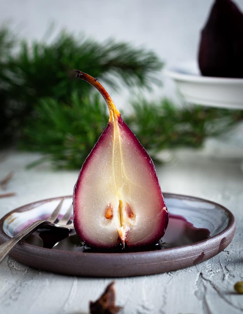Des poires pochées dans un vin chaud épicé qui rappelle l’ambiance des marchés de Noël. Très photogéniques mais surtout délicieuses, ces poires sirupeuses feront sensation lors de vos dîners en famille ou entre amis pendant les fêtes !