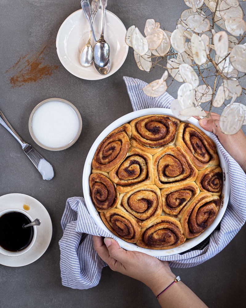 De délicieux cinnamon rolls vegan, ultra moelleux et super faciles à faire ! Pétrir, rouler, cuire et voilà ! Peut être quelques étapes intermédiaires comprenant du sucre et surtout beaucoup de cannelle.
