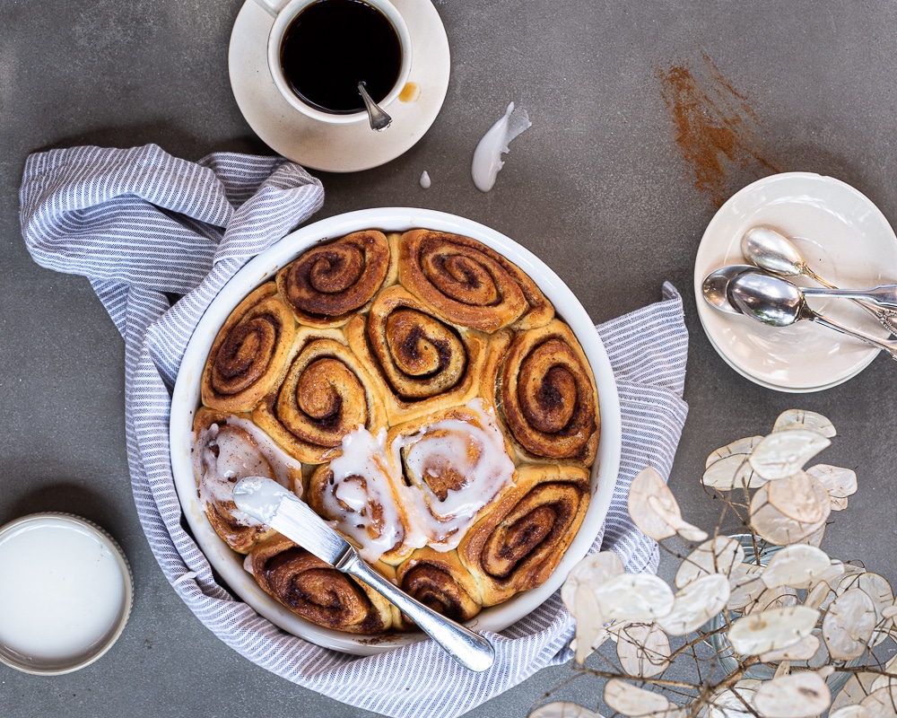 De délicieux cinnamon rolls vegan, ultra moelleux et super faciles à faire ! Pétrir, rouler, cuire et voilà ! Peut être quelques étapes intermédiaires comprenant du sucre et surtout beaucoup de cannelle.