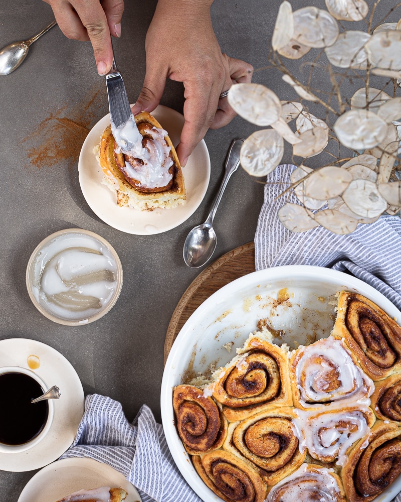 De délicieux cinnamon rolls vegan, ultra moelleux et super faciles à faire ! Pétrir, rouler, cuire et voilà ! Peut être quelques étapes intermédiaires comprenant du sucre et surtout beaucoup de cannelle.