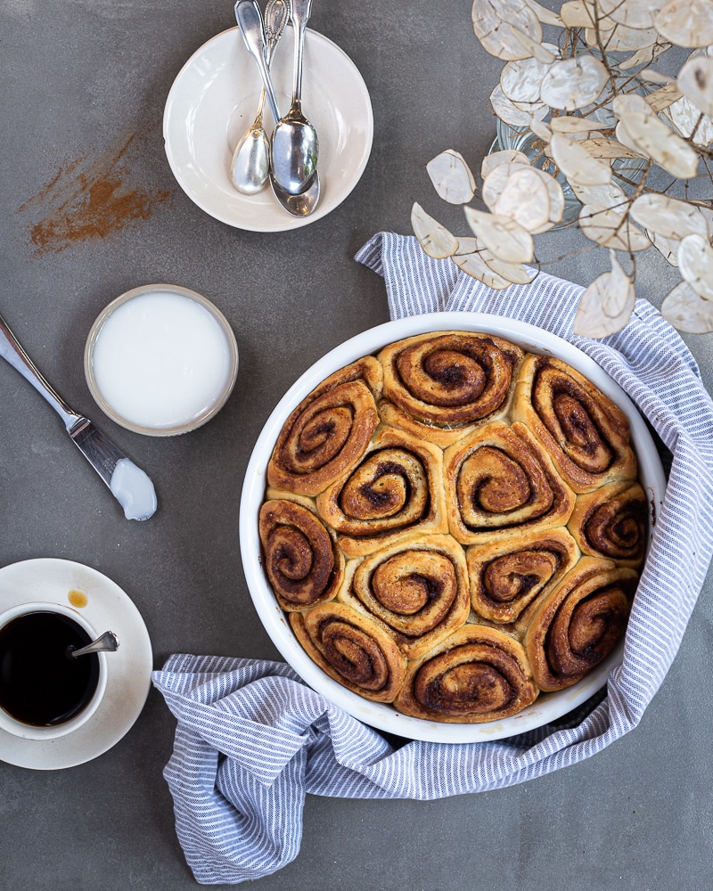 De délicieux cinnamon rolls vegan, ultra moelleux et super faciles à faire ! Pétrir, rouler, cuire et voilà ! Peut être quelques étapes intermédiaires comprenant du sucre et surtout beaucoup de cannelle.