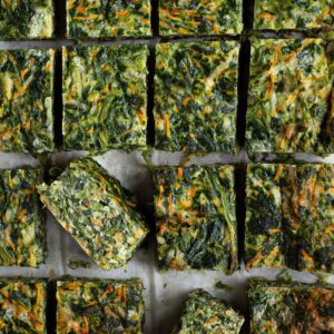 Voici une de mes recettes de base : la quiche végétarienne sans pâte, pleine de légumes de saison ! Ici, vous trouverez mon combo préféré du moment : épinards, carottes et emmental râpé !