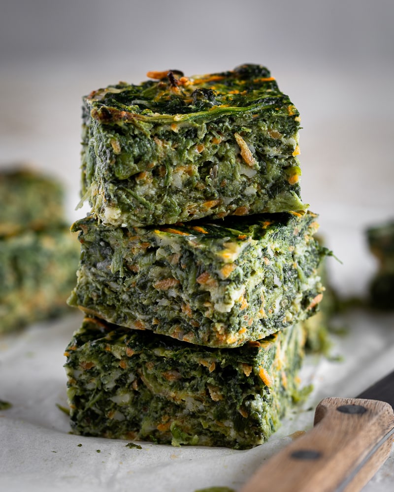 Voici une de mes recettes de base : la quiche végétarienne sans pâte, pleine de légumes de saison ! Ici, vous trouverez mon combo préféré du moment : épinards, carottes et emmental râpé !
