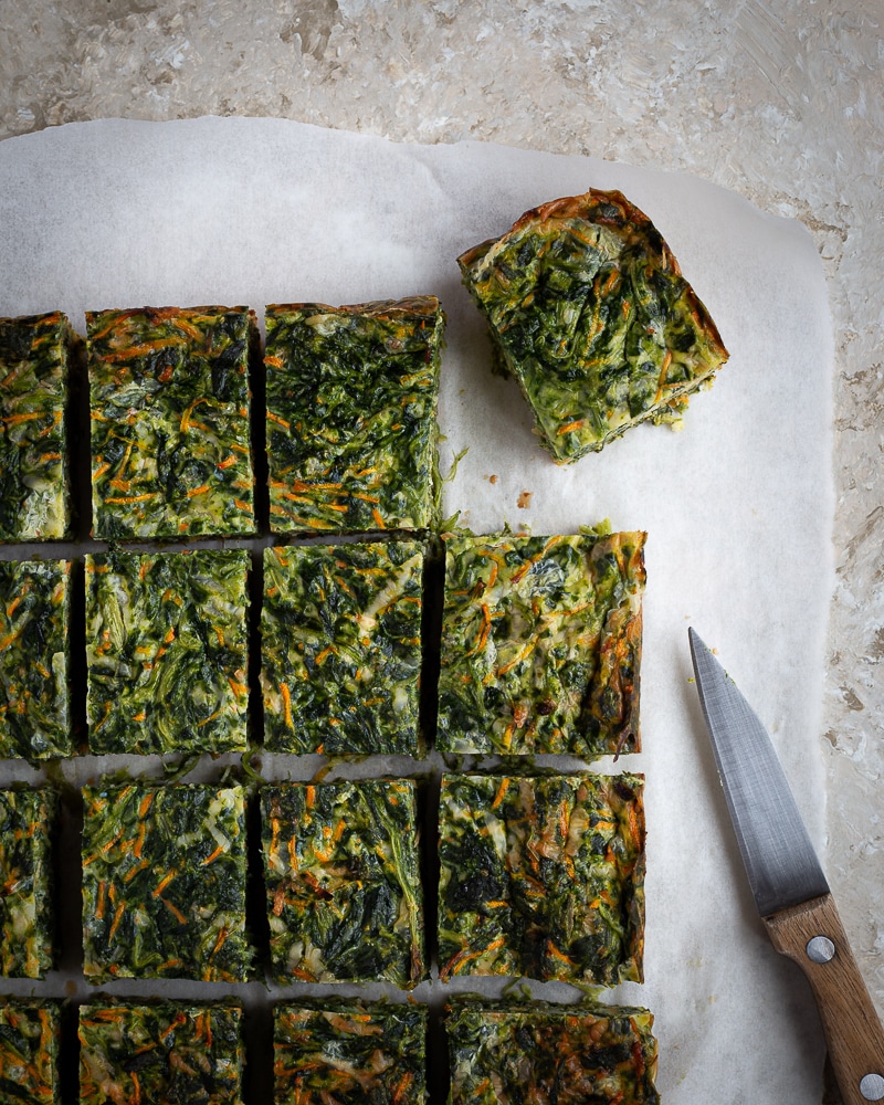 Voici une de mes recettes de base : la quiche végétarienne sans pâte, pleine de légumes de saison ! Ici, vous trouverez mon combo préféré du moment : épinards, carottes et emmental râpé !
