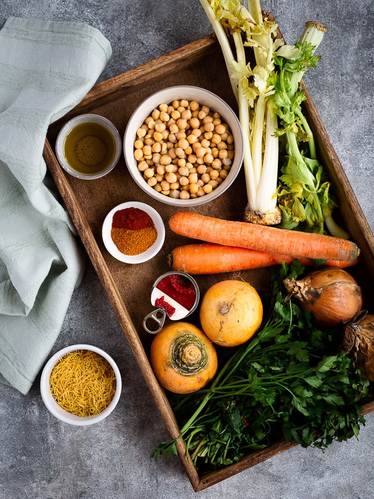 La saison des soupes bat son plein ! Et pour changer un peu, je vous propose cette soupe aux pois chiches et légumes d'hiver façon chorba, pleine de saveurs et complètement végé (vegan) !