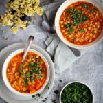 La saison des soupes bat son plein ! Et pour changer un peu, je vous propose cette soupe aux pois chiches et légumes d'hiver façon chorba, pleine de saveurs et complètement végé (vegan) !