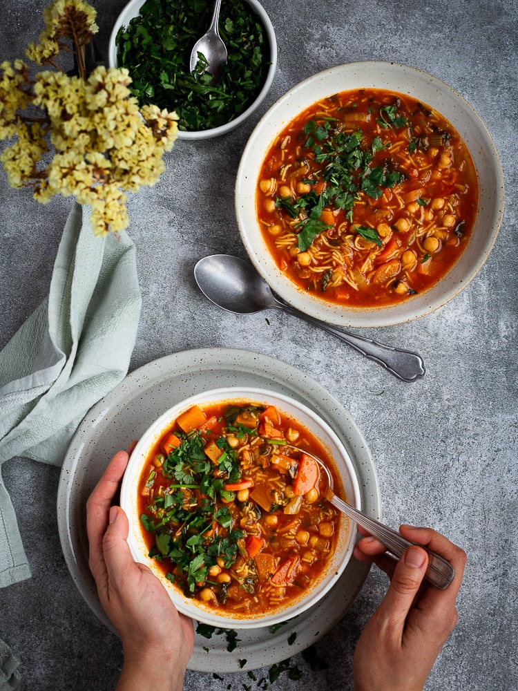 La saison des soupes bat son plein ! Et pour changer un peu, je vous propose cette soupe aux pois chiches et légumes d'hiver façon chorba, pleine de saveurs et complètement végé (vegan) !