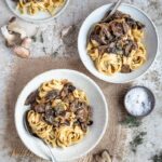 Vious cherchez une recette de sauce pour les pâtes qui change un peu ? Pourquoi ne pas tester cette sauce façon Stroganoff ? Elle est complètement vegan et absolument délicieuse !