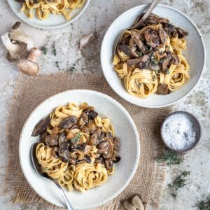 Vious cherchez une recette de sauce pour les pâtes qui change un peu ? Pourquoi ne pas tester cette sauce façon Stroganoff ? Elle est complètement vegan et absolument délicieuse !