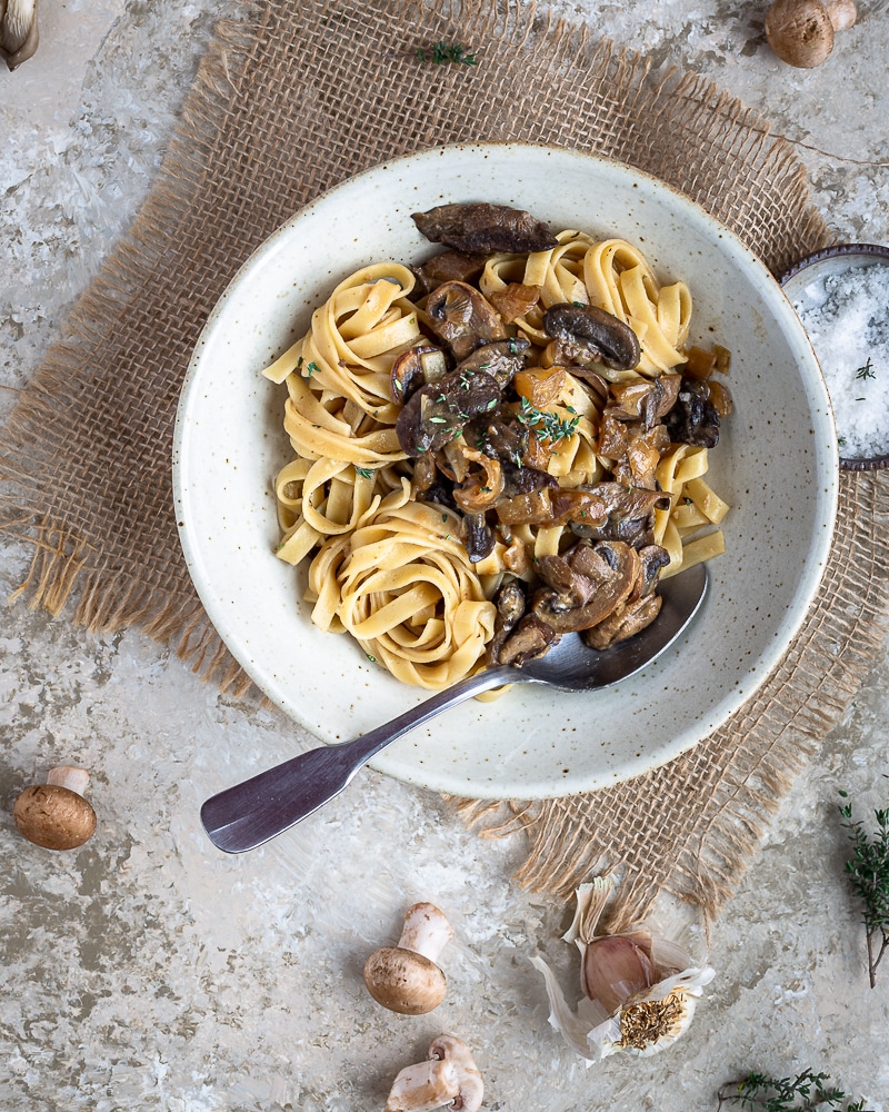 Vous cherchez une recette de sauce pour les pâtes qui change un peu ? Pourquoi ne pas tester cette sauce façon Stroganoff ? Elle est complètement vegan et absolument délicieuse !