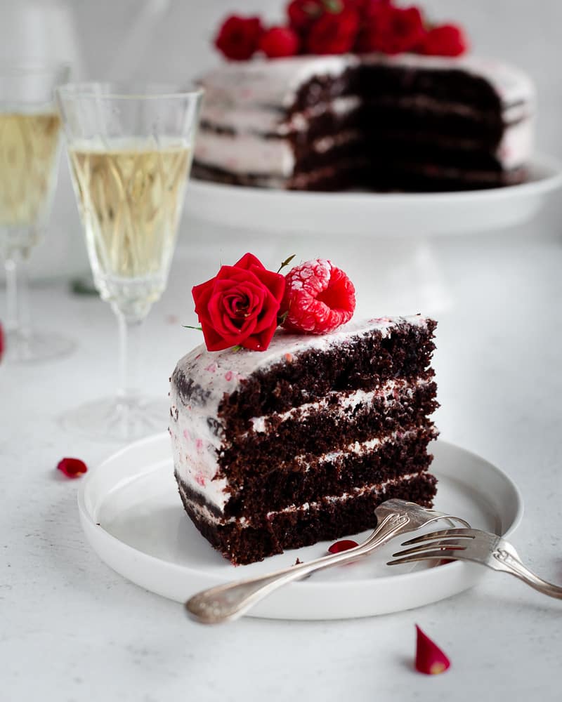 Un layer cake façon nude cake ultra gourmand et sexy ! Laissez-vous tenter par ces 4 couches de gâteau au chocolat moelleux nappées d’une chantilly au mascarpone et aux framboises.