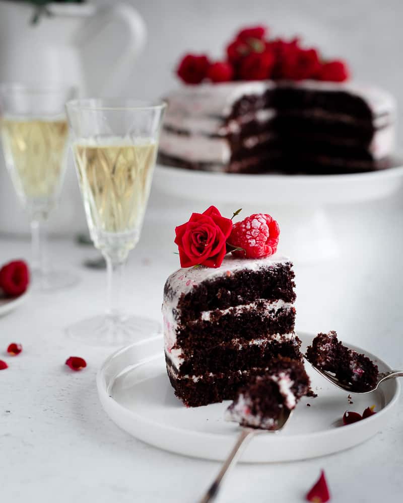Un layer cake façon nude cake ultra gourmand et sexy ! Laissez-vous tenter par ces 4 couches de gâteau au chocolat moelleux nappées d’une chantilly au mascarpone et aux framboises.