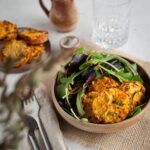 Vous cherchez une idée pour faire manger des légumes à vos marmots ? Ou juste une petite recette sympa de galettes de légumes ? J'ai ce qu'il vous faut : ces petites galettes façon hashbrown au four sont super faciles à faire et tout simplement délicieuse !