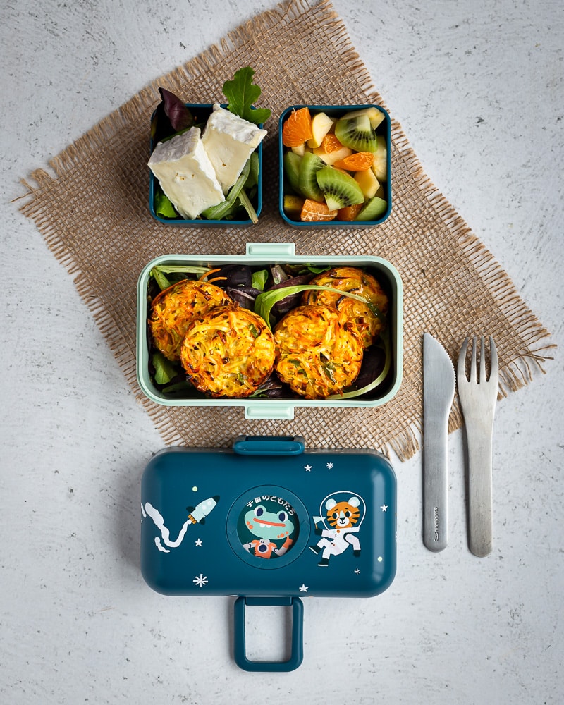 Vous cherchez une idée pour faire manger des légumes à vos marmots ? Ou juste une petite recette sympa de galettes de légumes ?  J'ai ce qu'il vous faut : ces petites galettes façon hashbrown au four sont super faciles à faire et tout simplement délicieuse !