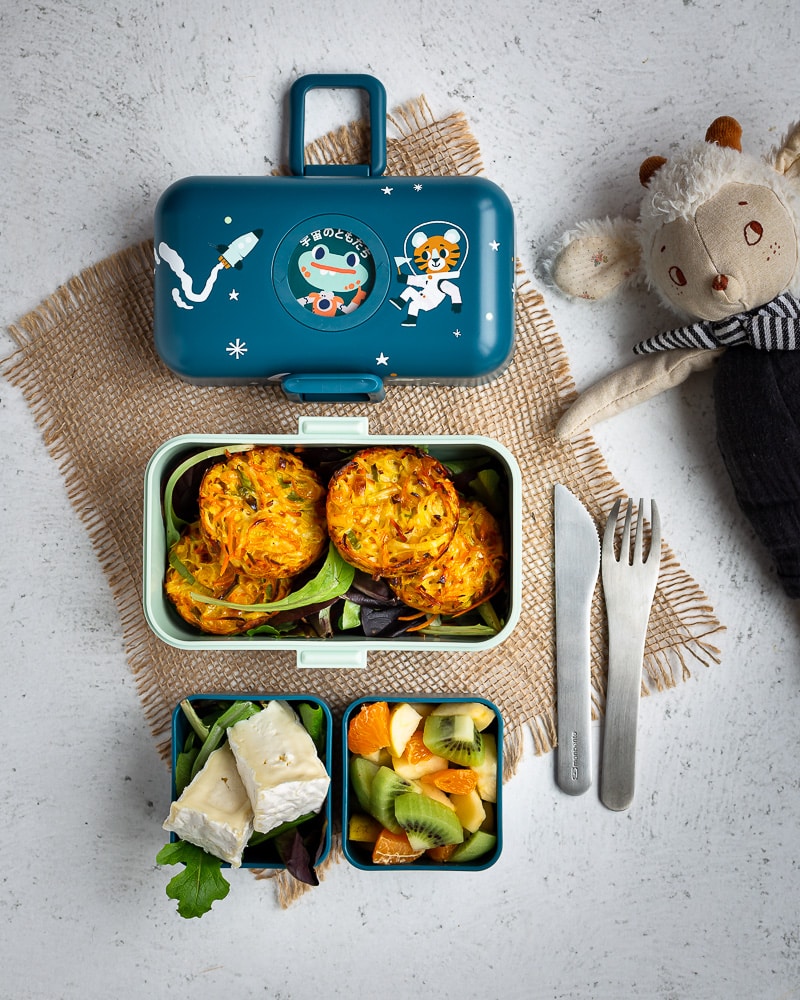 Vous cherchez une idée pour faire manger des légumes à vos marmots ? Ou juste une petite recette sympa de galettes de légumes ?  J'ai ce qu'il vous faut : ces petites galettes façon hashbrown au four sont super faciles à faire et tout simplement délicieuse !