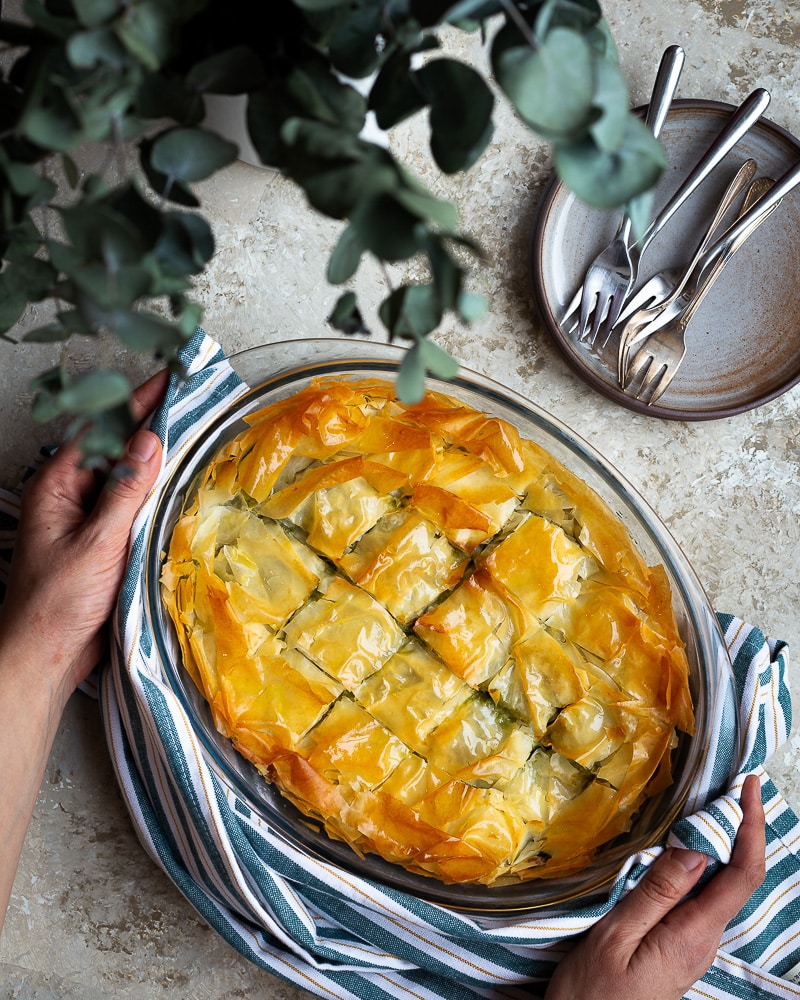 La spanakopita, cette spécialité grecque, un délicieux feuilleté aux épinards et à la fêta, vous connaissez ? C'est un de mes plats préférés, et c'est vraiment simple à préparer ! Une garniture d'épinards, de fêta et d'herbes fraîches, des feuilles de filo croustillantes, et le tour est joué !