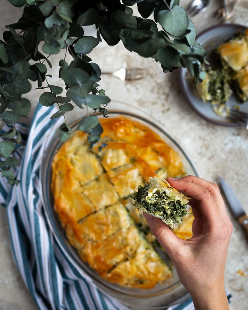 La spanakopita, cette spécialité grecque, un délicieux feuilleté aux épinards et à la fêta, vous connaissez ? C'est un de mes plats préférés, et c'est vraiment simple à préparer ! Une garniture d'épinards, de fêta et d'herbes fraîches, des feuilles de filo croustillantes, et le tour est joué !