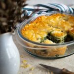 La spanakopita, cette spécialité grecque, un délicieux feuilleté aux épinards et à la fêta, vous connaissez ? C'est un de mes plats préférés, et c'est vraiment simple à préparer ! Une garniture d'épinards, de fêta et d'herbes fraîches, des feuilles de filo croustillantes, et le tour est joué !
