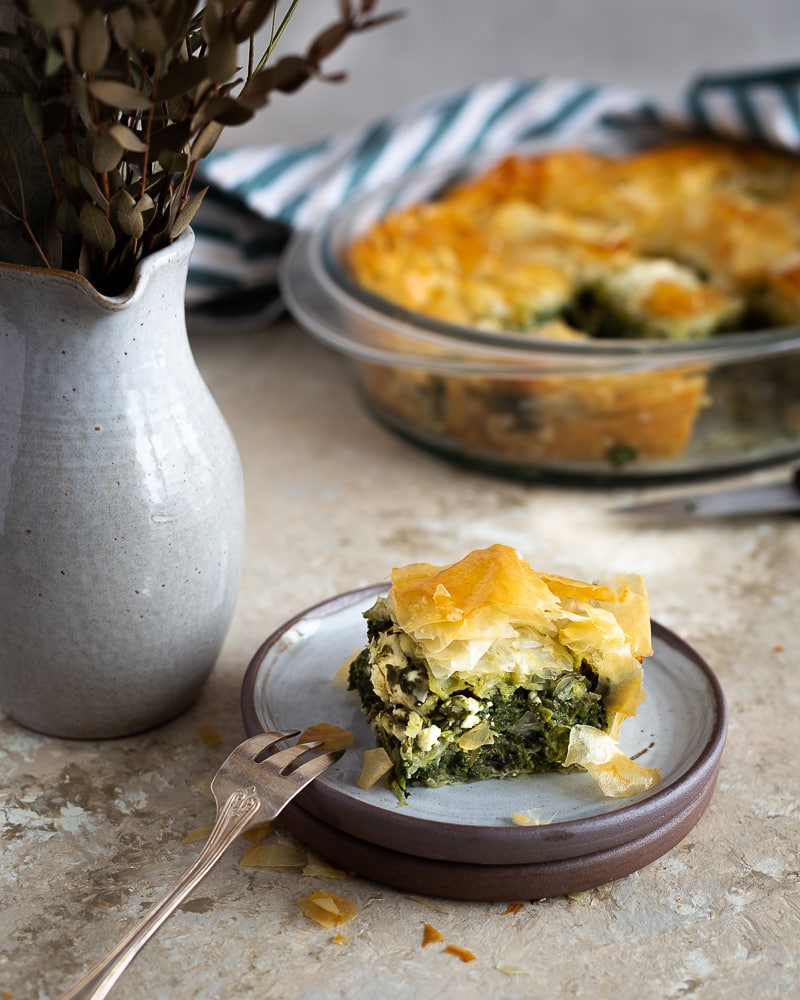 La spanakopita, cette spécialité grecque, un délicieux feuilleté aux épinards et à la fêta, vous connaissez ? C'est un de mes plats préférés, et c'est vraiment simple à préparer ! Une garniture d'épinards, de fêta et d'herbes fraîches, des feuilles de filo croustillantes, et le tour est joué !