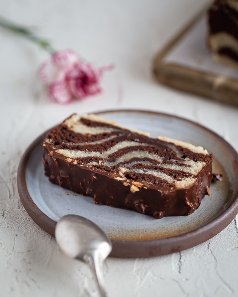 Le cake marbré glaçage rocher, un grand classique revisité dans une version végane délicieuse et facile à réaliser !