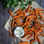 arlons peu mais parlons bien les amis ! Qu'y a-t-il de meilleur que des frites de patates douces cuites au four avec quelques épices ? Pas grand chose, hein ? ette recette est SIMPLISSIME. Aucune compétence culinaire particulière n’est requise. A part, peut-être celle qui consiste à manier un couteau ! Si les patates douces sont bio, vous n’avez même pas besoin de les éplucher avant :) Elles accompagneront à merveille vos burgers végétariens, vos sauces au yaourt, vos gyros… ou en fait absolument tout !