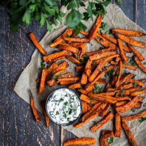 arlons peu mais parlons bien les amis ! Qu'y a-t-il de meilleur que des frites de patates douces cuites au four avec quelques épices ? Pas grand chose, hein ? ette recette est SIMPLISSIME. Aucune compétence culinaire particulière n’est requise. A part, peut-être celle qui consiste à manier un couteau ! Si les patates douces sont bio, vous n’avez même pas besoin de les éplucher avant :) Elles accompagneront à merveille vos burgers végétariens, vos sauces au yaourt, vos gyros… ou en fait absolument tout !