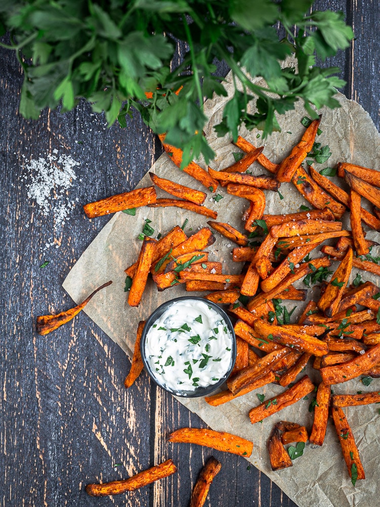 arlons peu mais parlons bien les amis ! Qu'y a-t-il de meilleur que des frites de patates douces cuites au four avec quelques épices ? Pas grand chose, hein ? ette recette est SIMPLISSIME. Aucune compétence culinaire particulière n’est requise. A part, peut-être celle qui consiste à manier un couteau ! Si les patates douces sont bio, vous n’avez même pas besoin de les éplucher avant :) Elles accompagneront à merveille vos burgers végétariens, vos sauces au yaourt, vos gyros… ou en fait absolument tout !