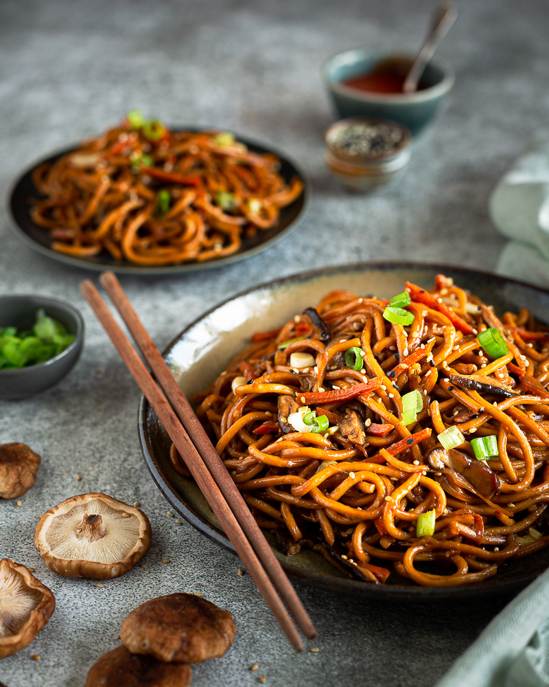 Vous connaissez le chow mein ? C’est tout simplement l’une des meilleures recettes de nouilles sautées aux légumes que je connaisse ! Et en plus, elle est super facile à faire. Recette vegan et sans gluten
