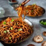 Vous connaissez le chow mein ? C’est tout simplement l’une des meilleures recettes de nouilles sautées aux légumes que je connaisse ! Et en plus, elle est super facile à faire. Recette vegan et sans gluten