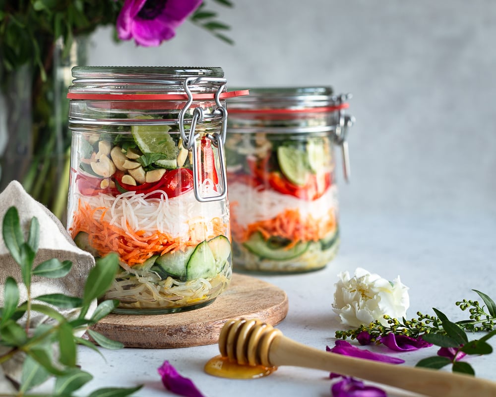 Envie de fraicheur et d'évasion ? Voici comment réaliser une salade thaï en 20min ! Cette recette est végé et sans gluten !