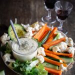 La sauce Ranch, vous connaissez ? En version “omni” ou végétale, c’est une sauce super facile et rapide à faire et qui change agréablement pour tremper crudités, accompagner des salades ou des petits beignets !