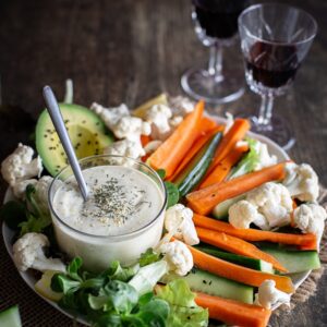 La sauce Ranch, vous connaissez ? En version “omni” ou végétale, c’est une sauce super facile et rapide à faire et qui change agréablement pour tremper crudités, accompagner des salades ou des petits beignets !