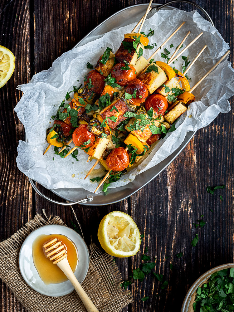 Voici une petite recette végétarienne : des petites brochettes de halloumi au miel et aux herbes fraïches !